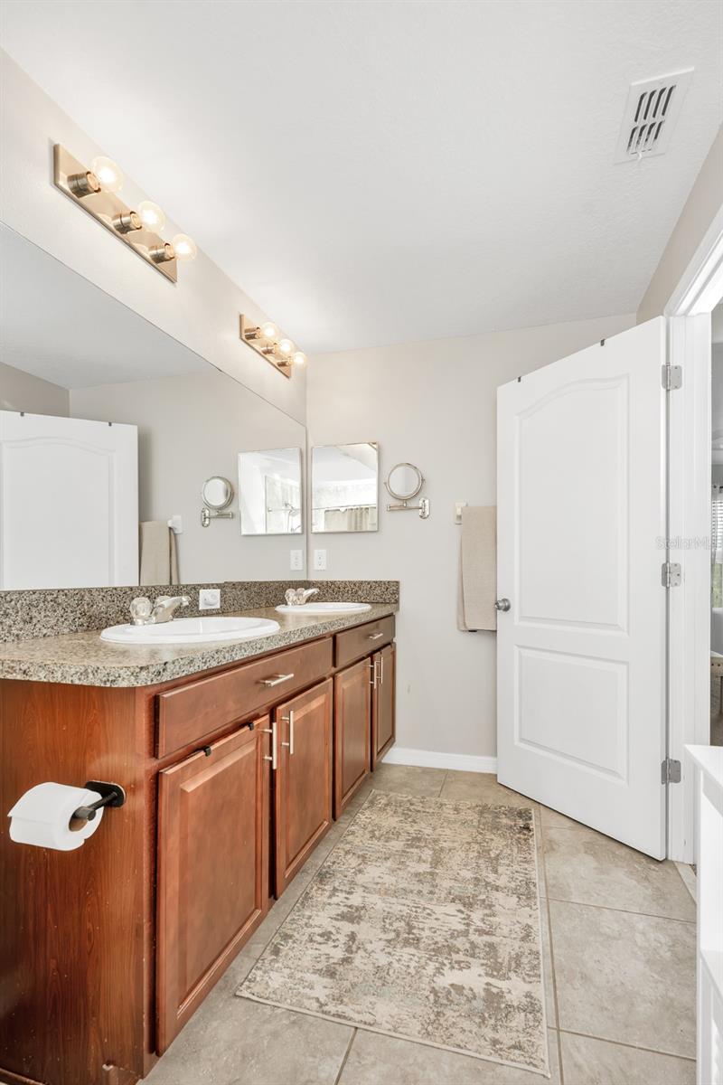 Dual sinks in primary bath