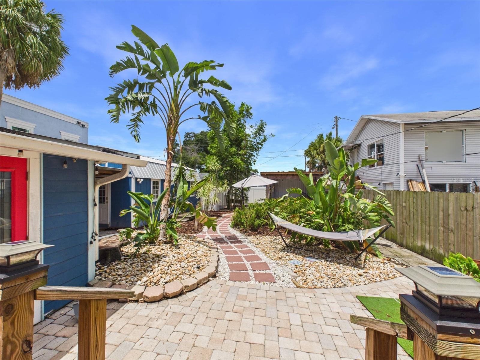 Extra large lot that backs up to alley way (accessible)