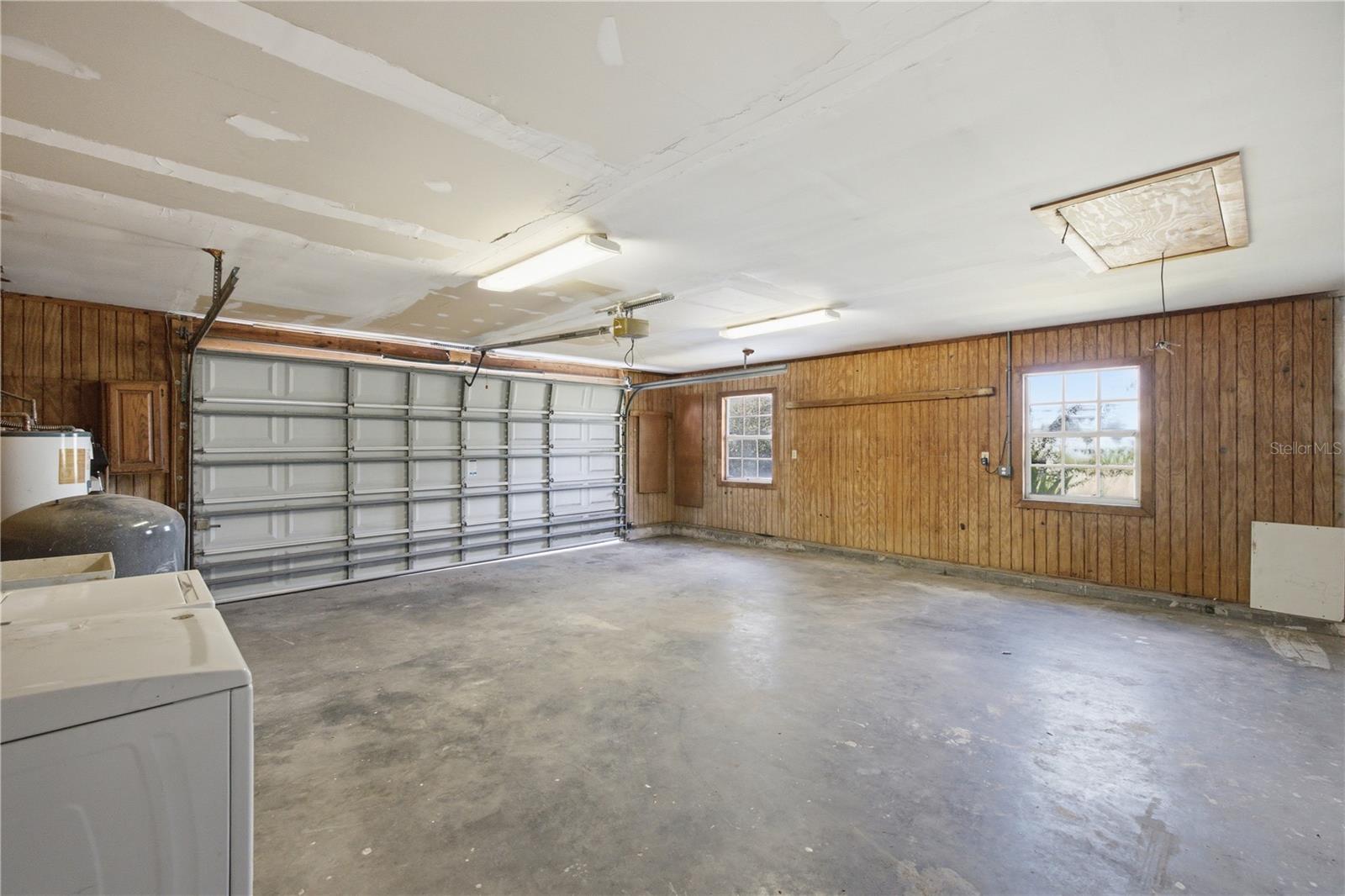 2-car garage with washer/ dryer