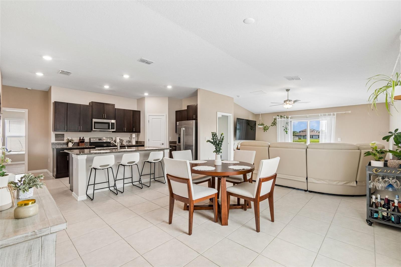living room/dining/kitchen