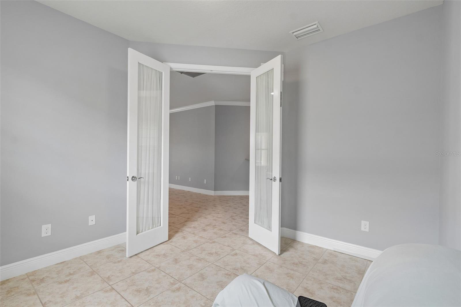 FLEX ROOM-FRENCH DOOR ENTRYWAY