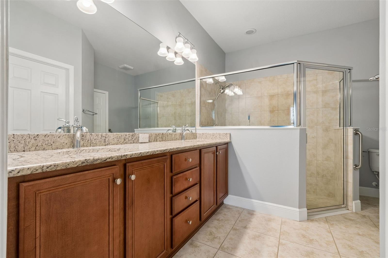 ENSUITE BATH WITH ADJUSTABLE BULBS
