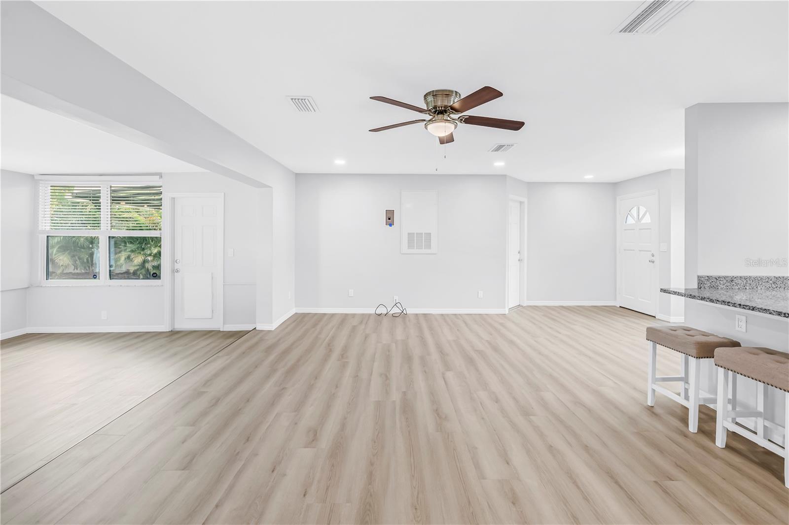 TB8529572