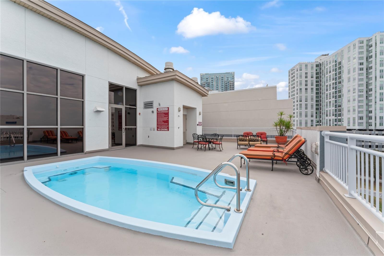 Rooftop pool - 1108 N Franklin St