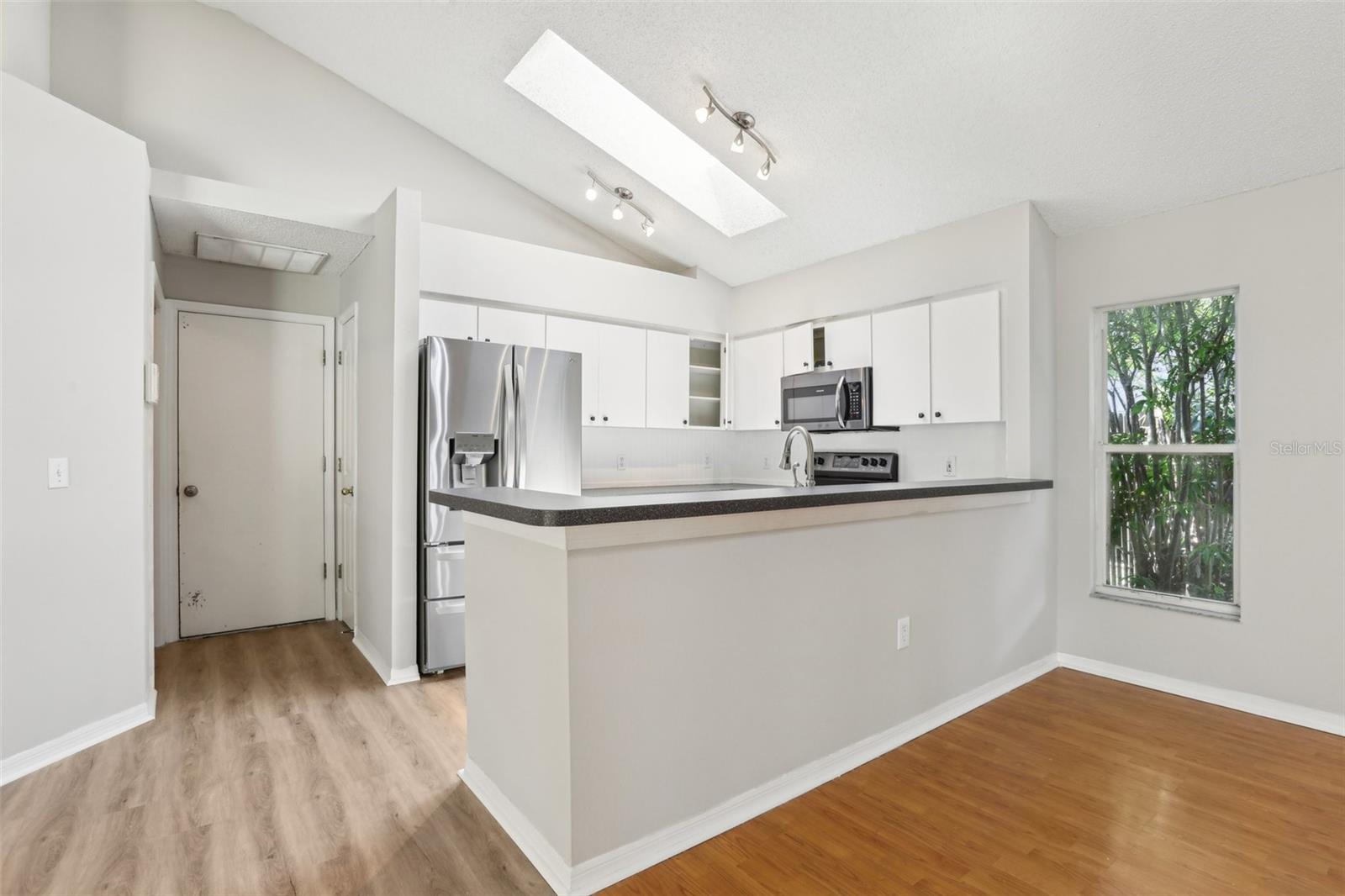 TB8529723