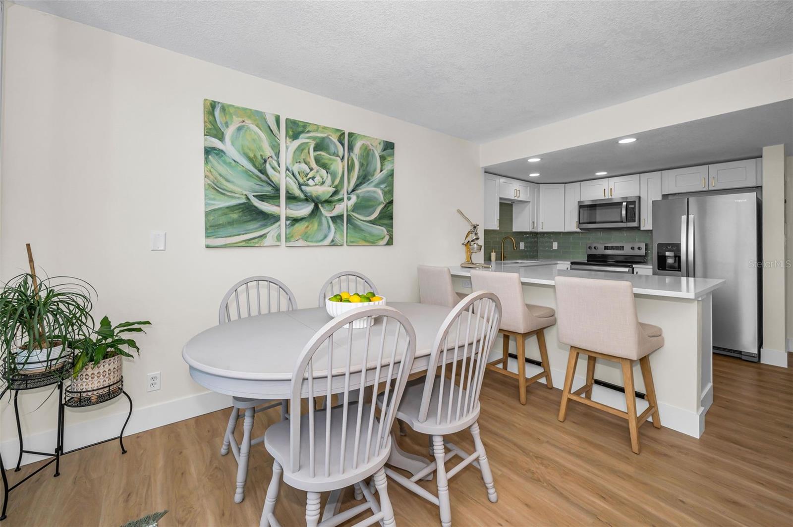 TB8529744