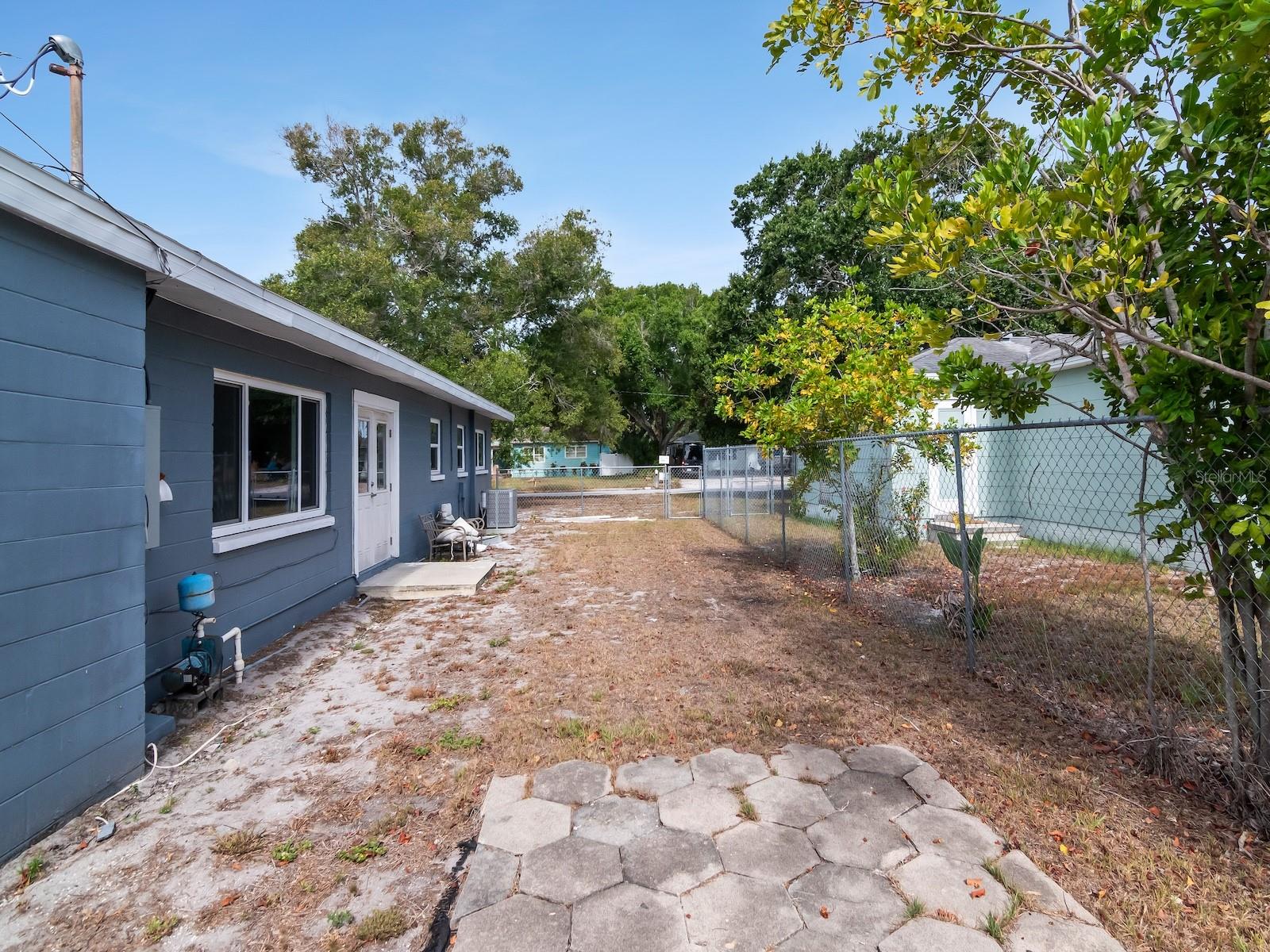 Huge Side yard for extra parking or boats, trailers and RV's