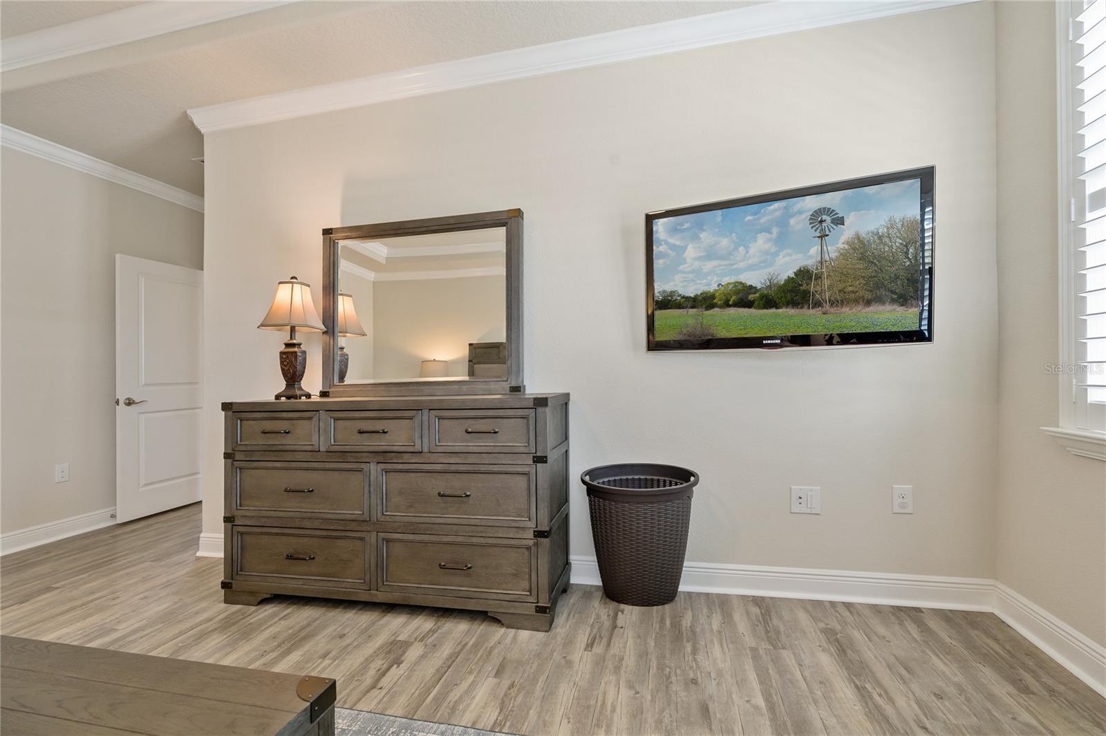 Beautiful Crown Molding throughout!