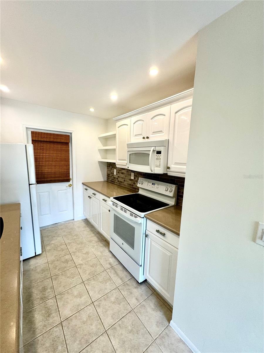 Stove/Microwave Plenty of Cabinets