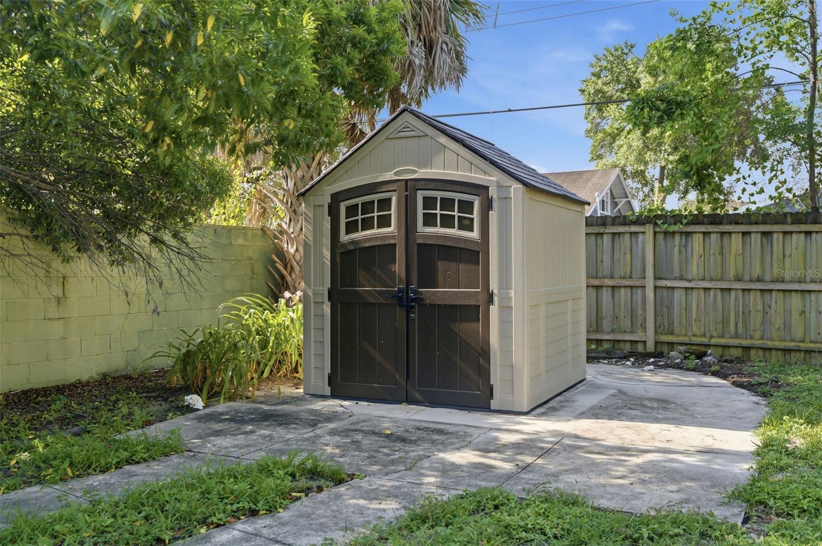 Oversized large lot and backyard