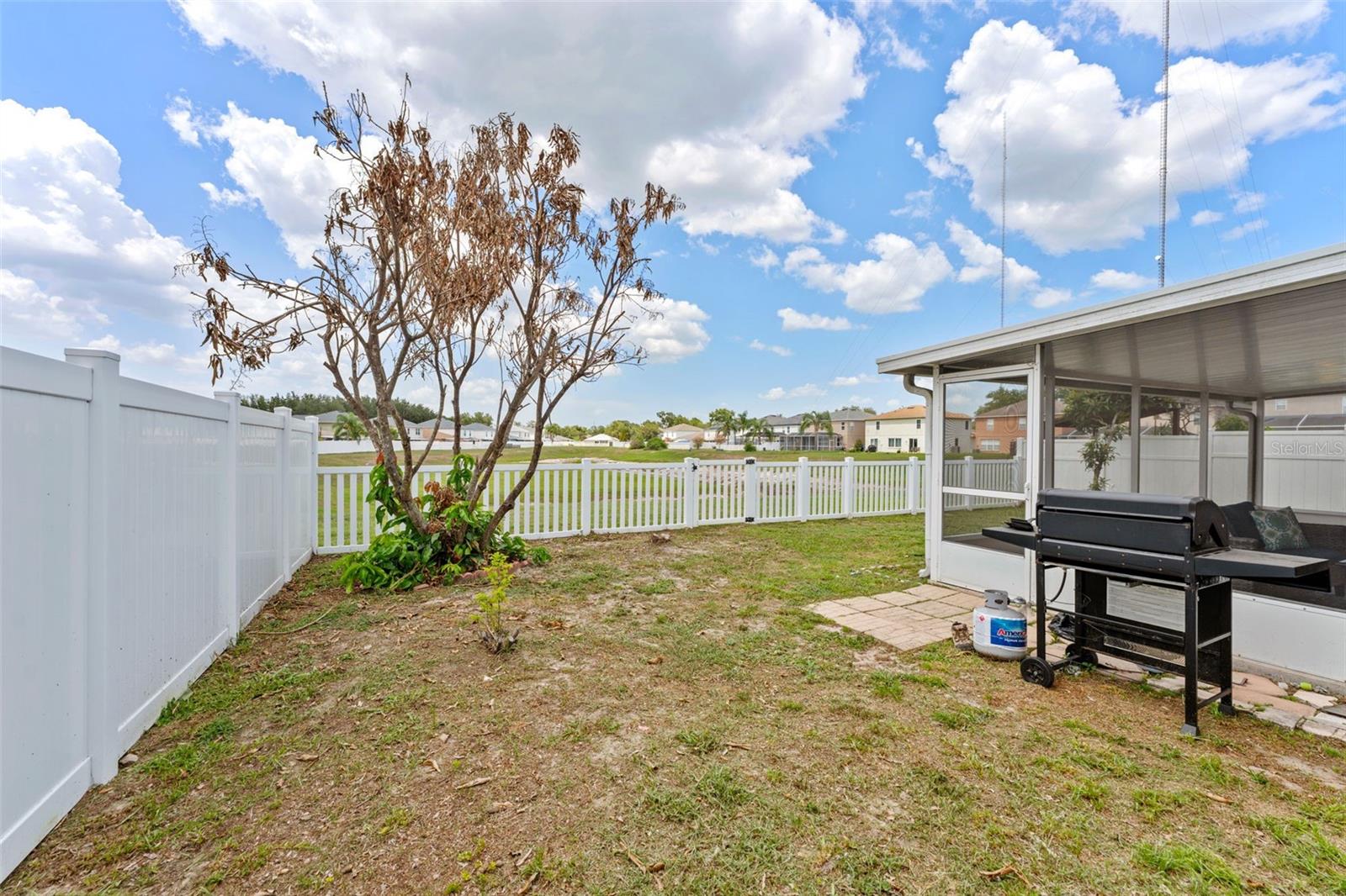 New vinyl fencing