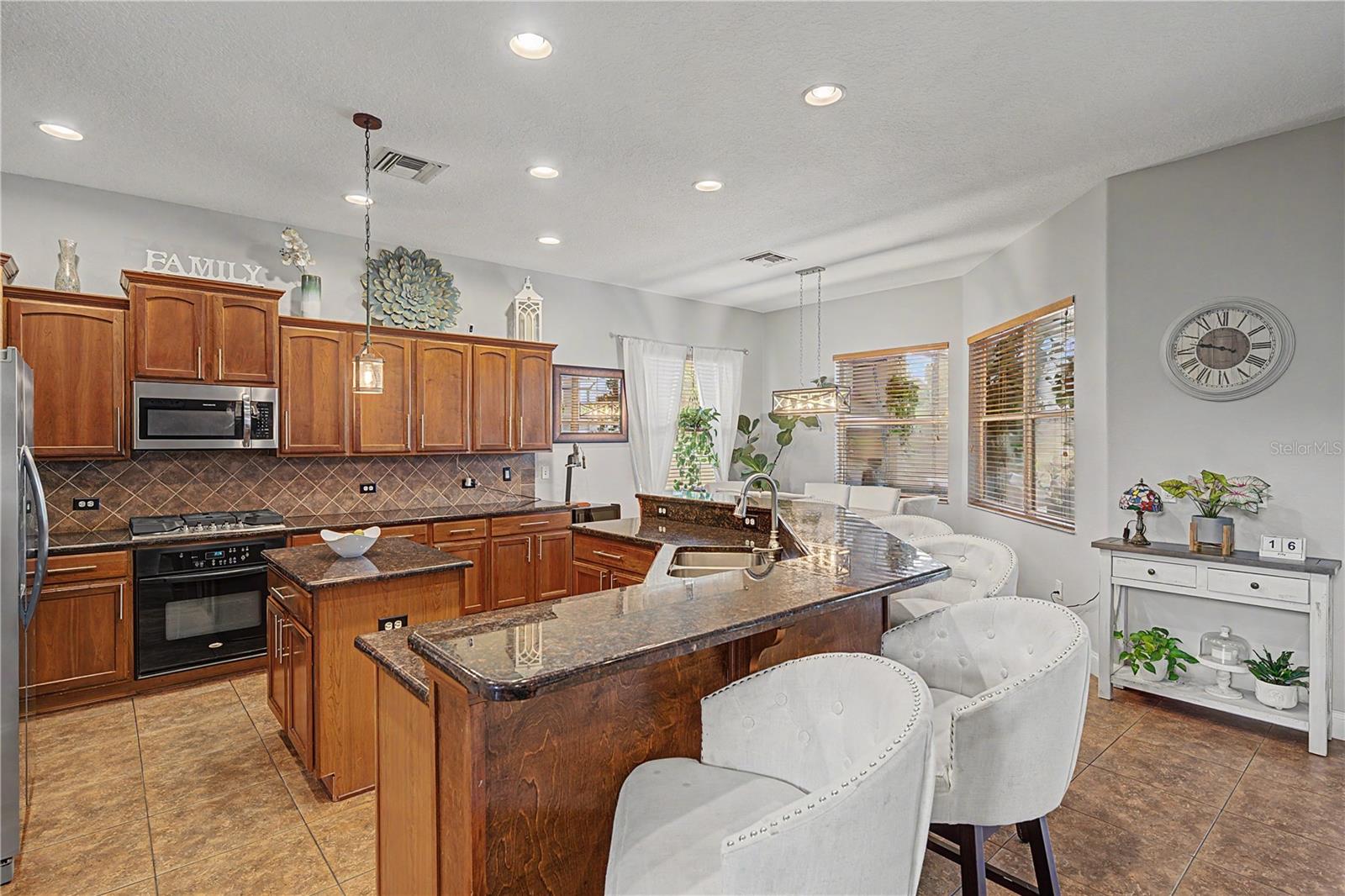 Spacious kitchen with breakfasrt nook and bar