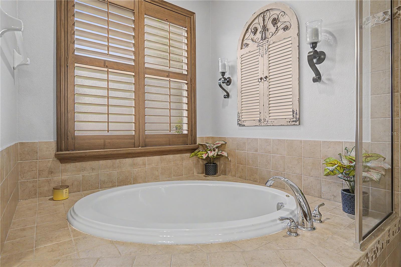 Relaxing soaking tub too~