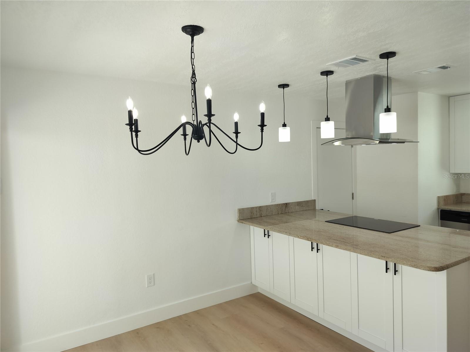 Dining Area and Breakfast Bar