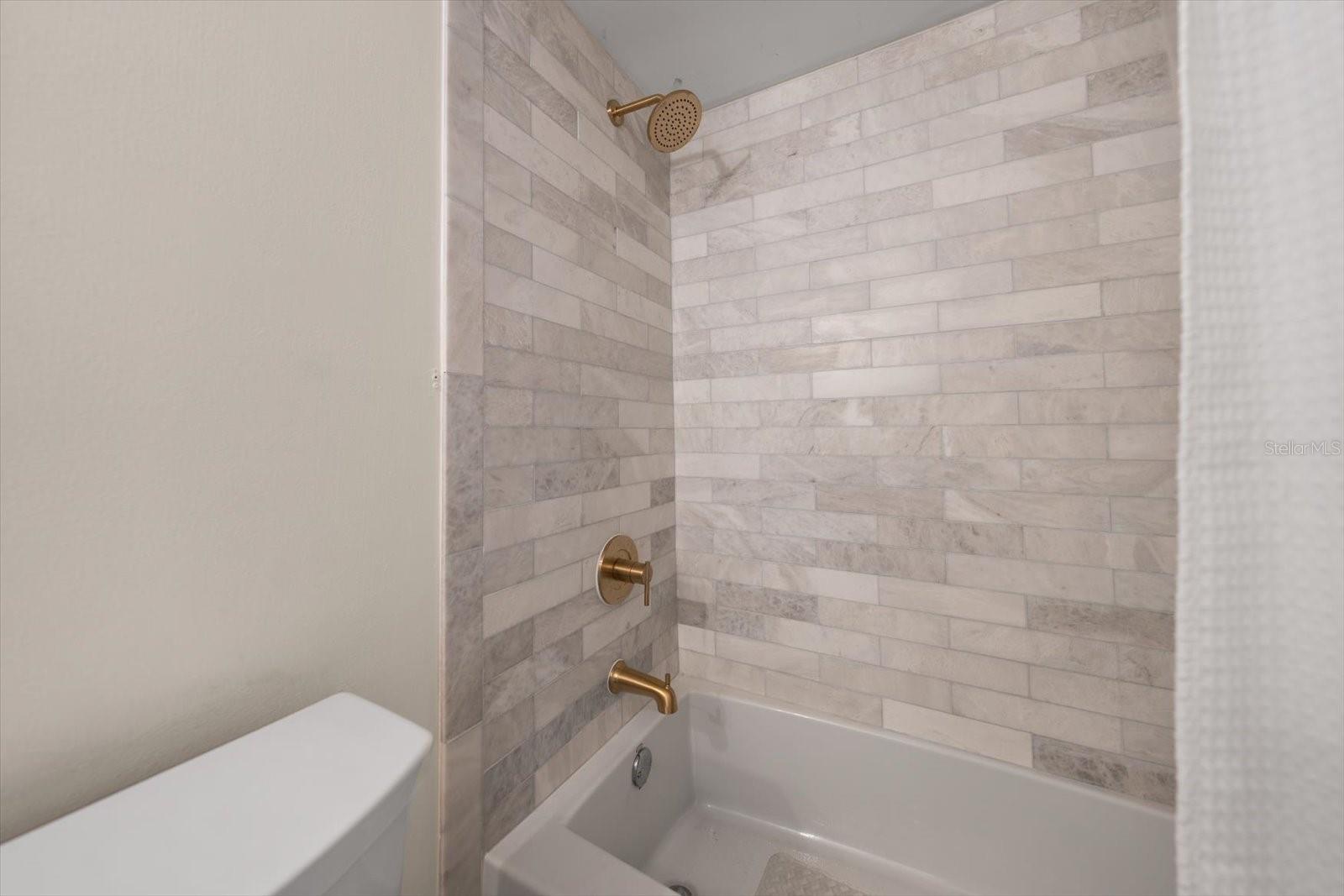 2nd bathroom tub and shower