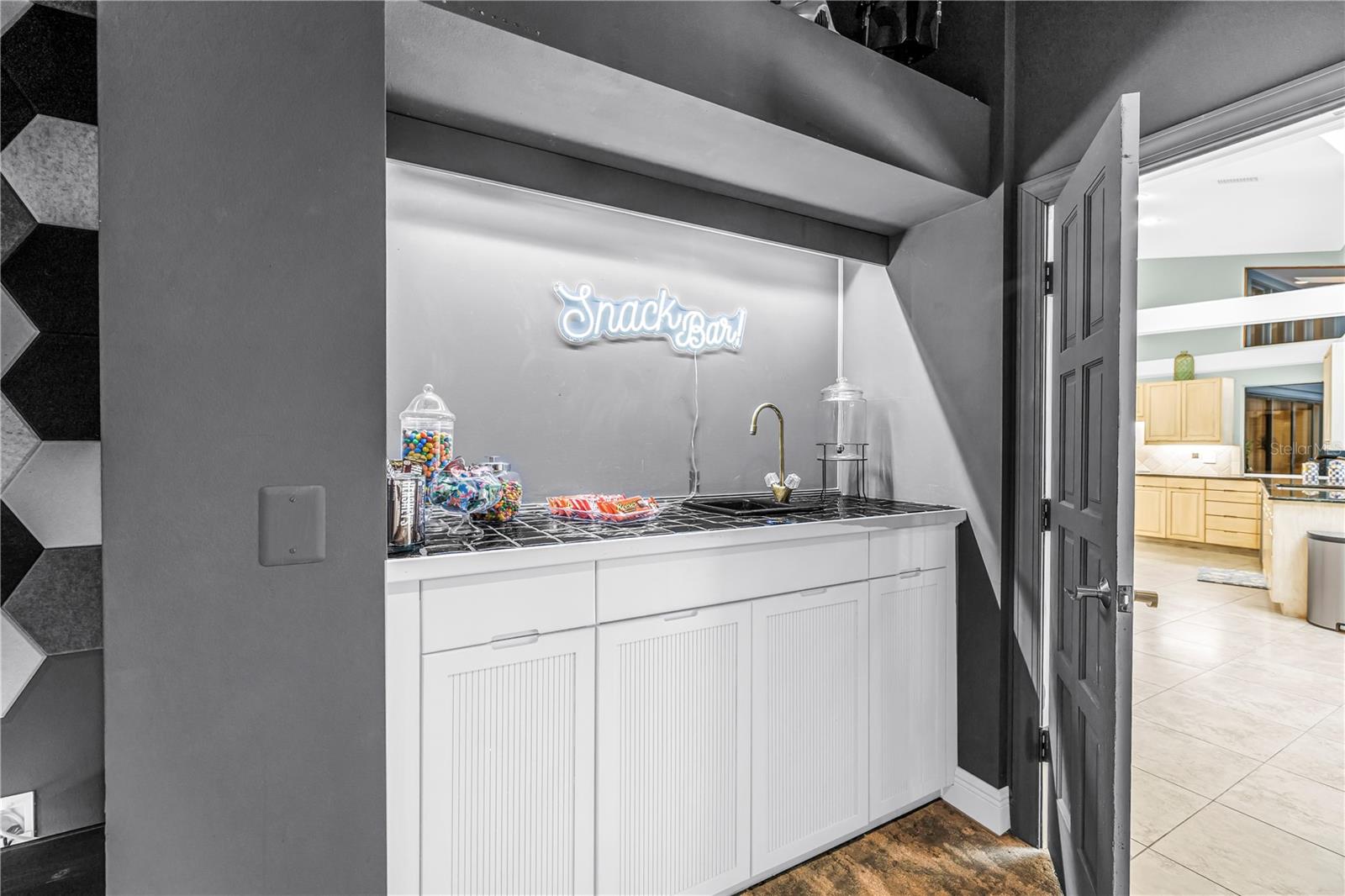 TB8530560