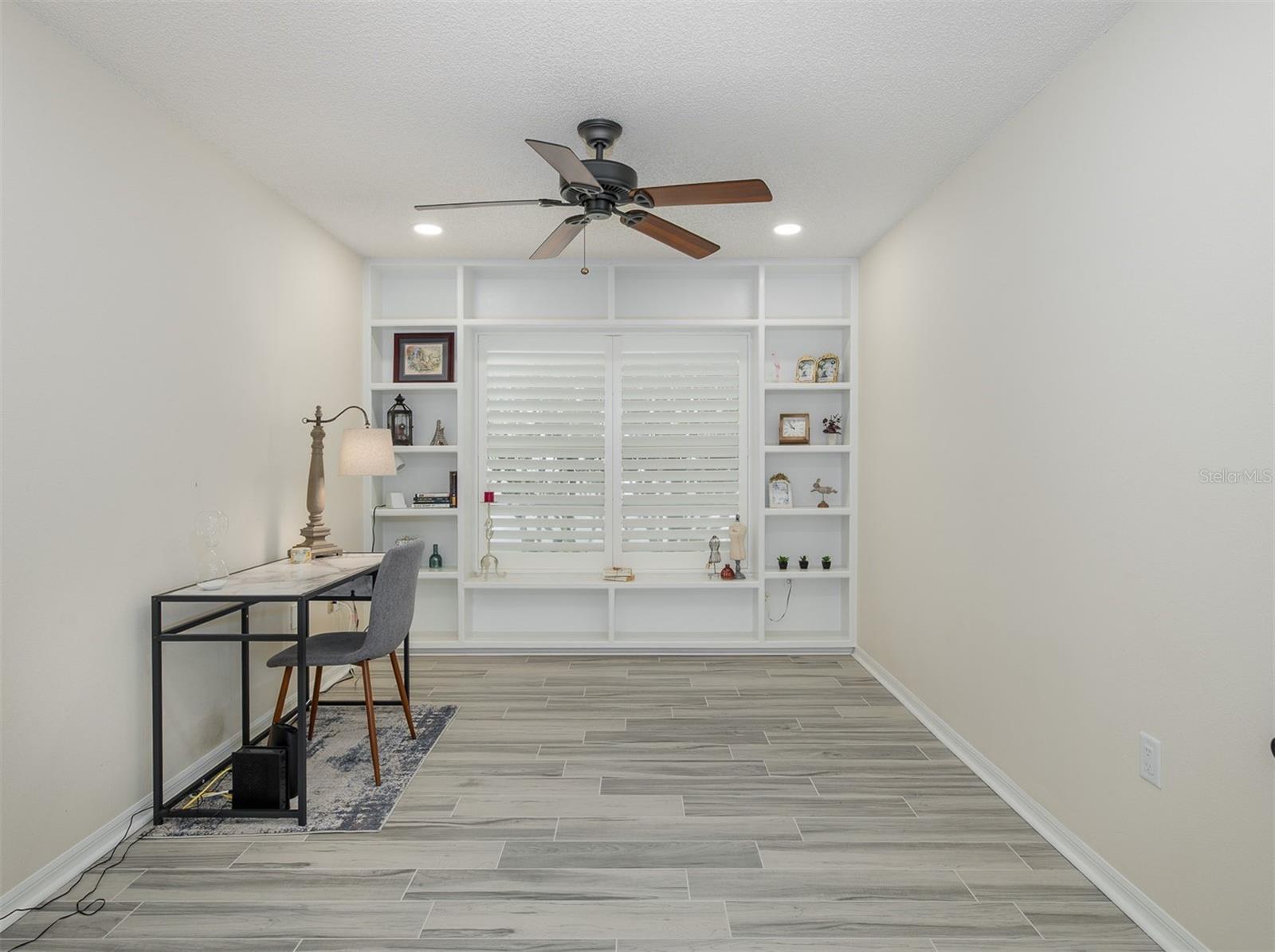 3rd bedroom / Den with built in shelves