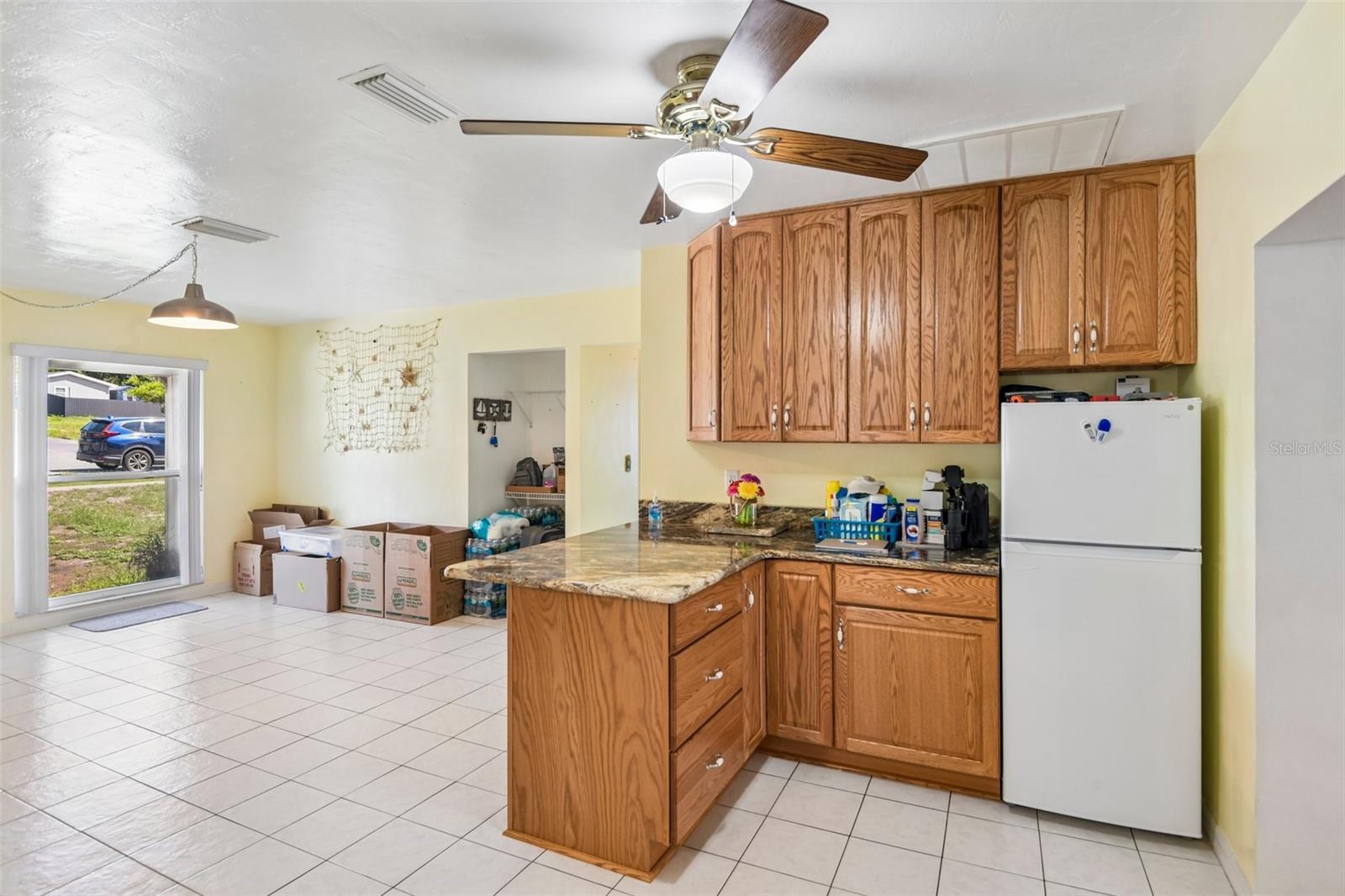 Dinette/auxiliary kitchen from kitchen