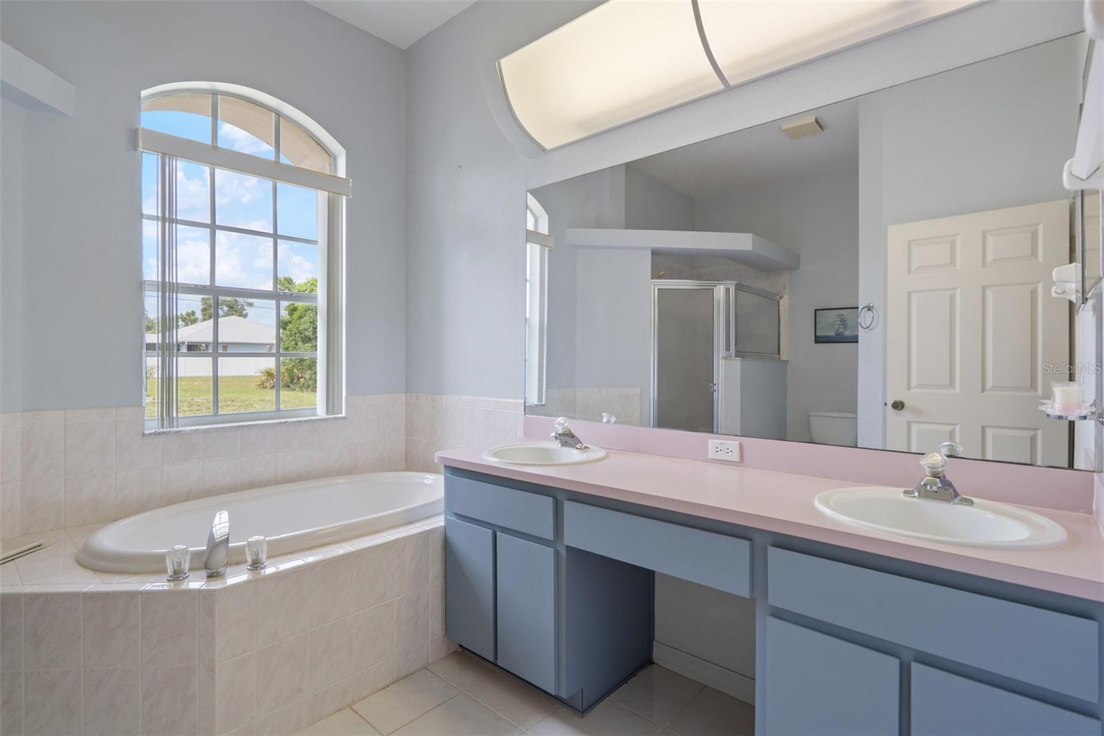 Bedroom suite bath