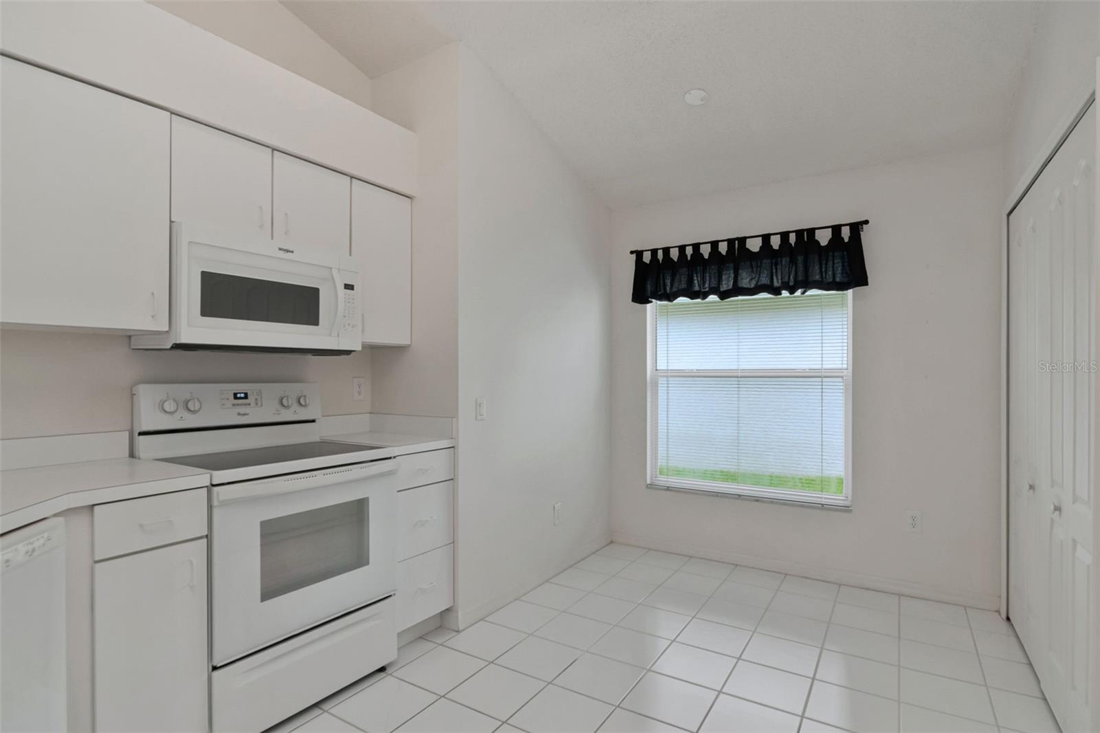 Kitchen w/ Breakfast Eat-In Nook