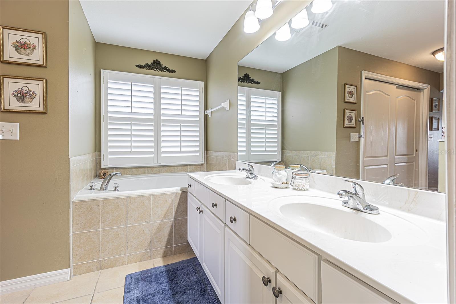 Dual sinks, soaking tub in bath ensuite