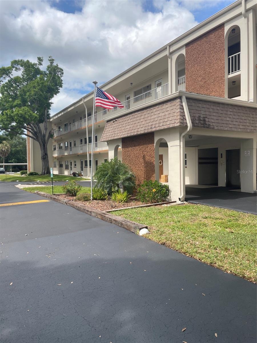 Front entrance to Parkwood Square Bldg B