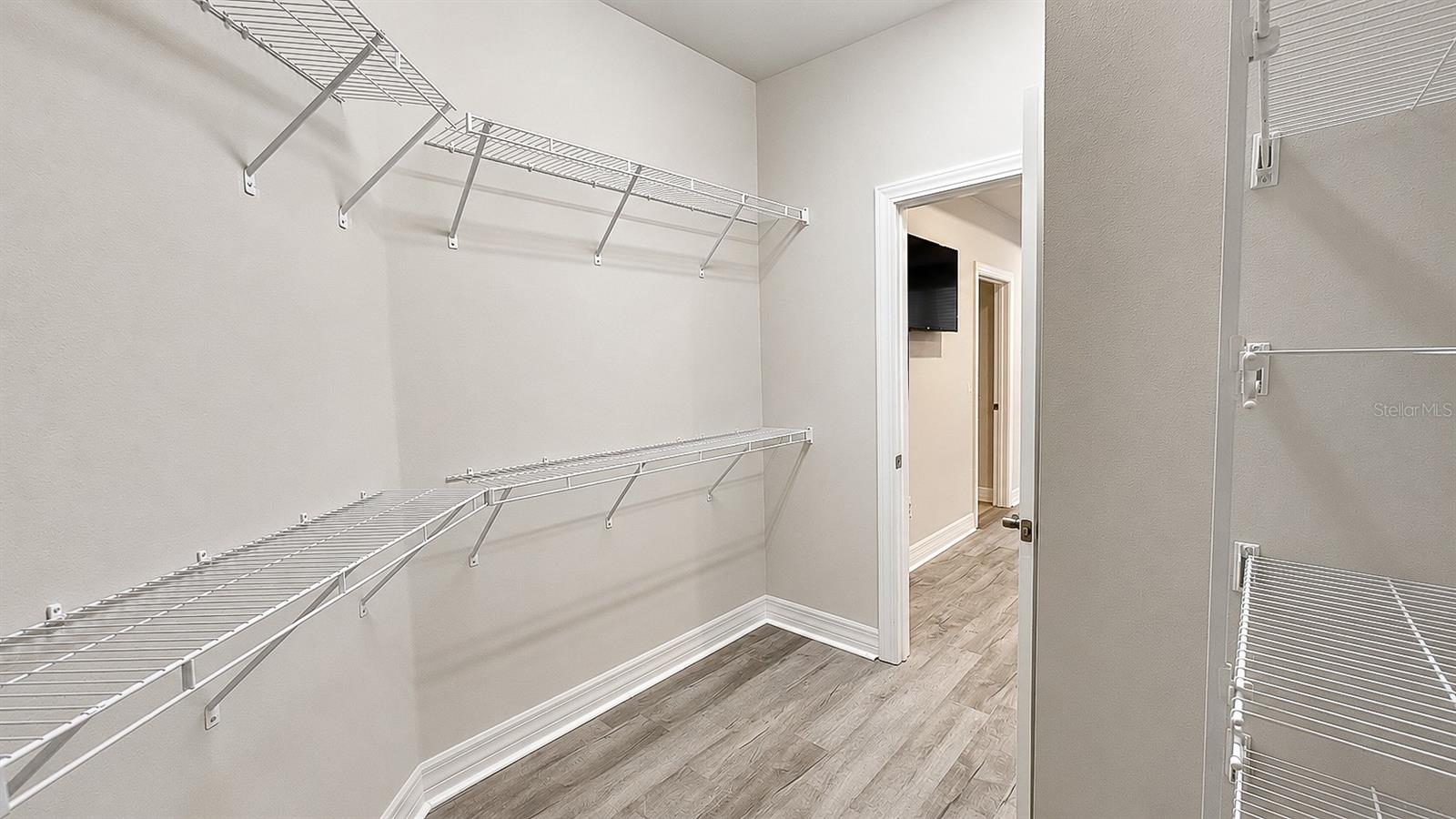 WALK-IN CLOSET