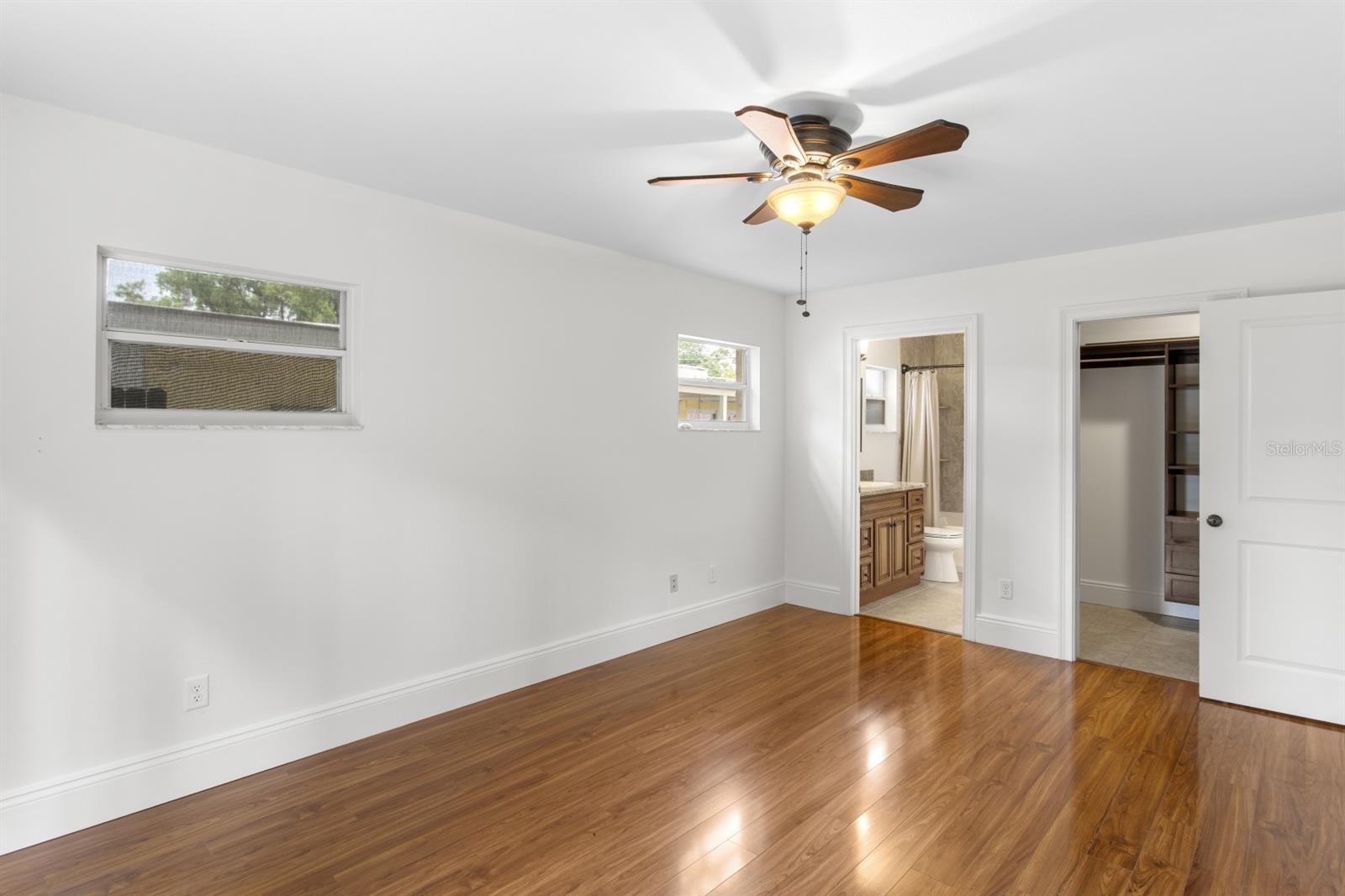 TB8530822