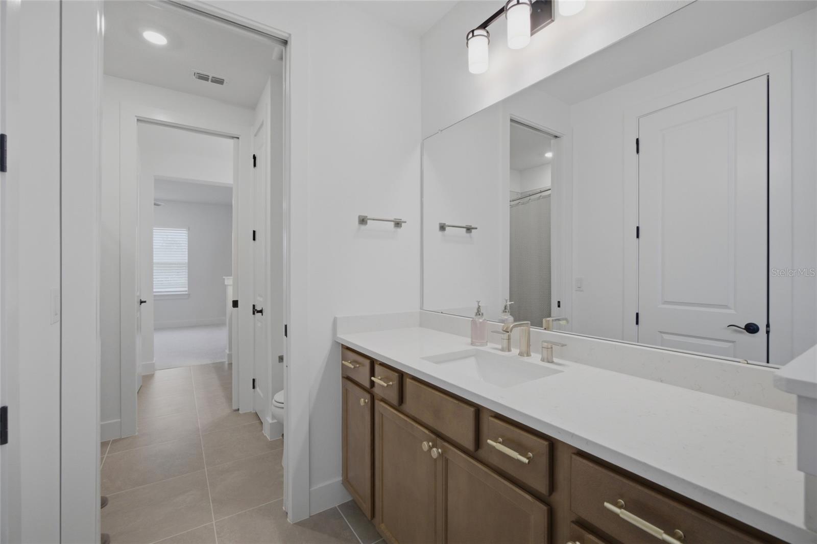 Jack & Jill Bathroom 2 (Separate Vanities)