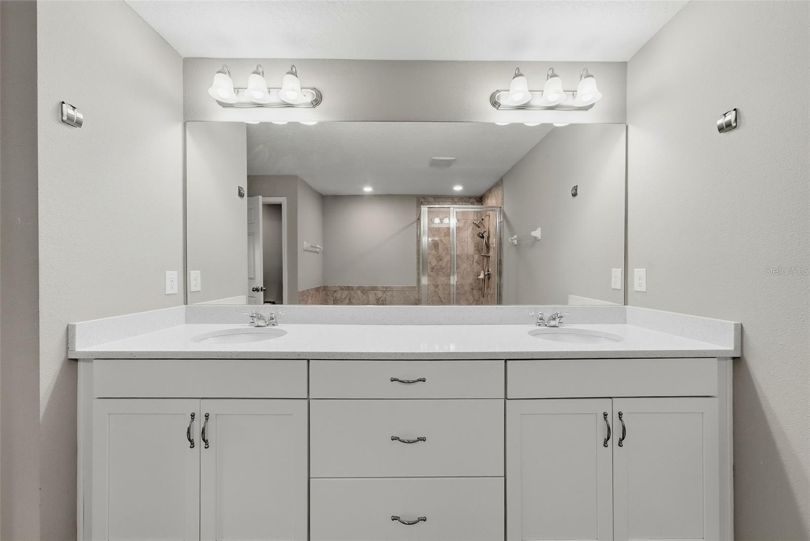Double sinks in the en suite primamry bathroom