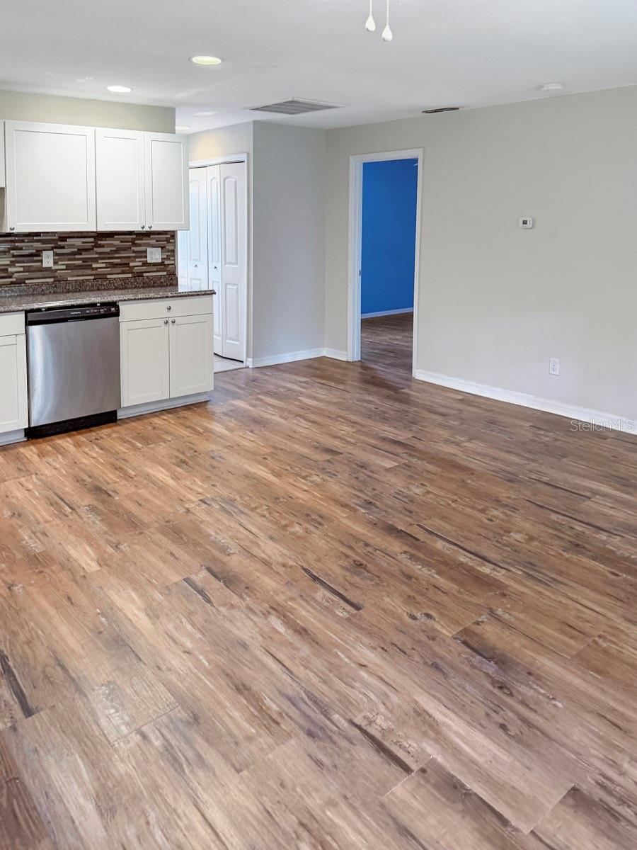 Kitchen/liviing room combo