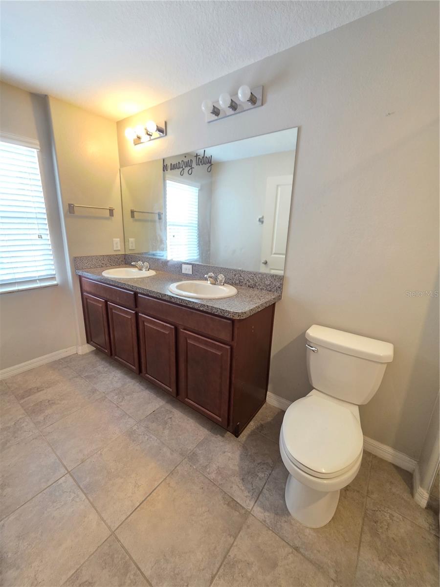 Large en-suite bath for primary bedroom