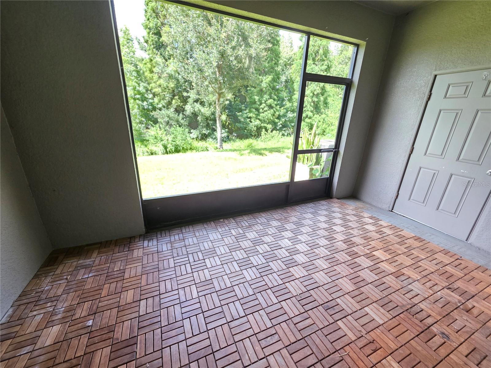Large Screens patio with a great view of conservation area.