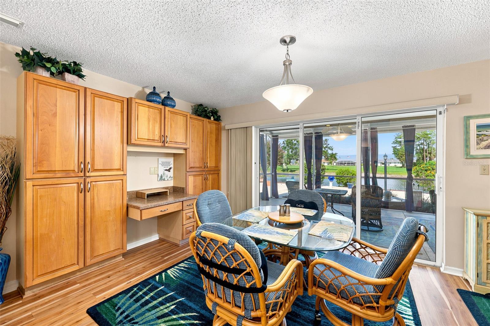 Breakfast area with Desk
