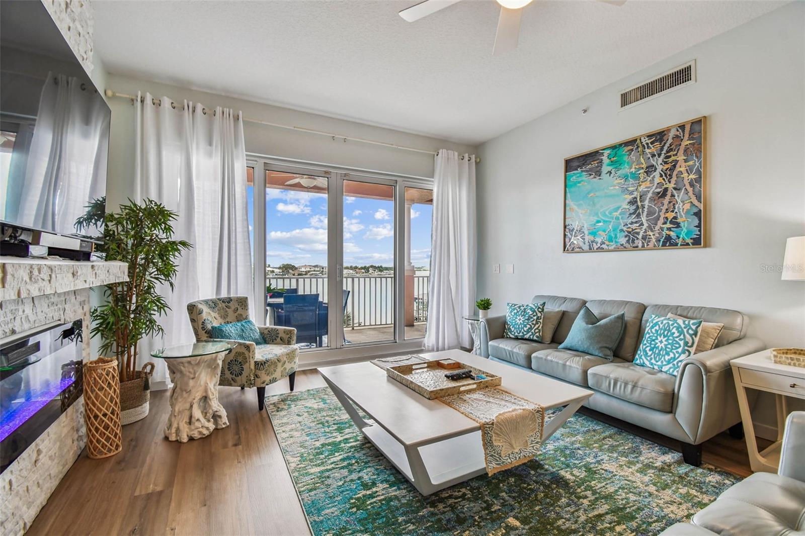 Bay views from all main areas