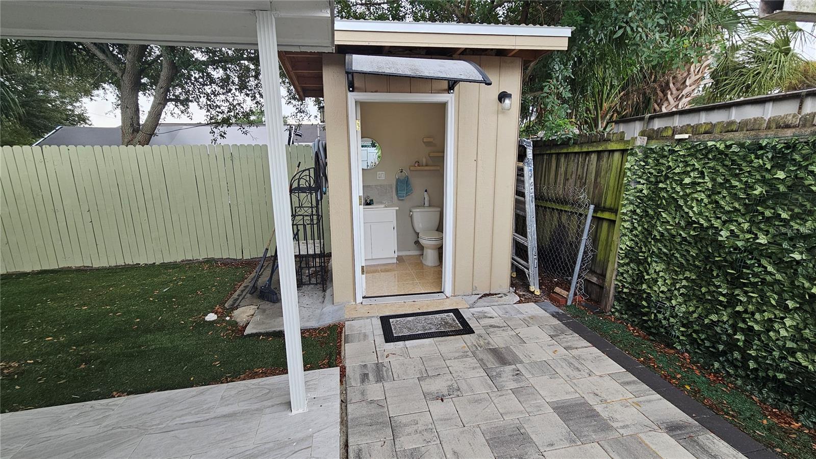 1/2 Bath outdoors