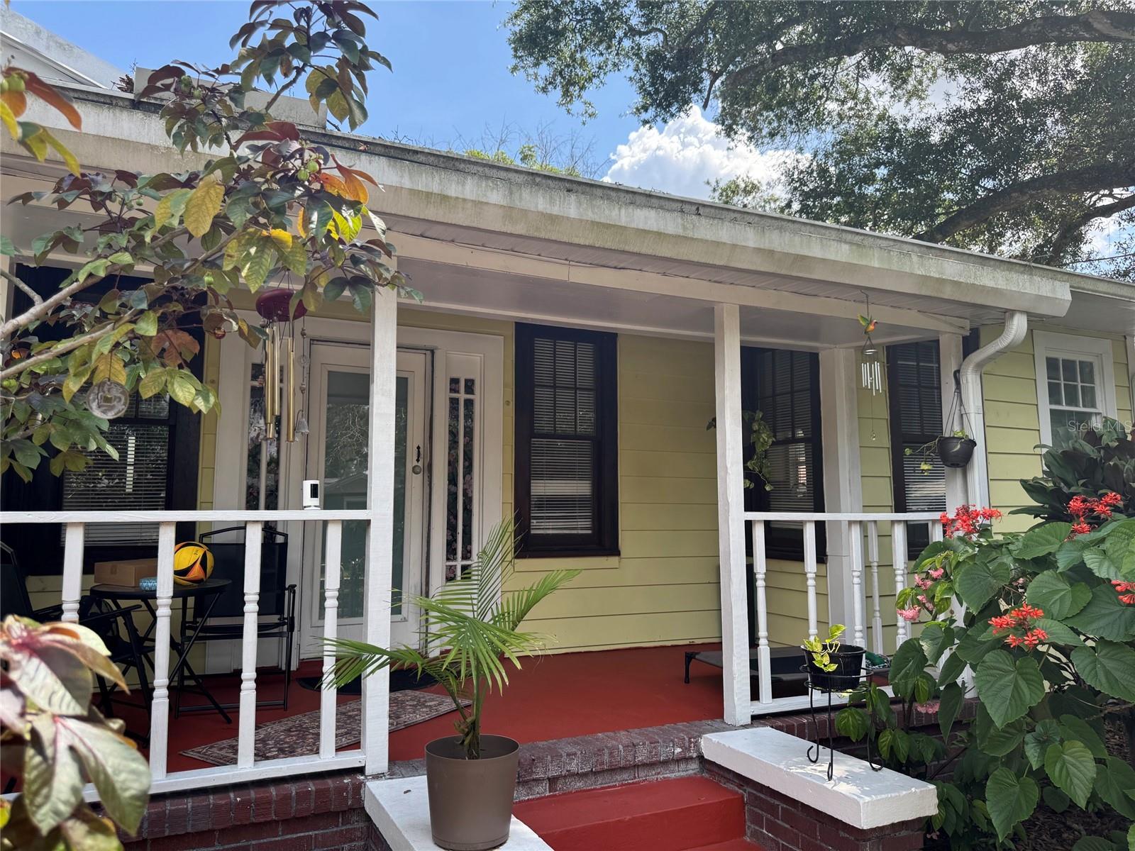 Covered side porch