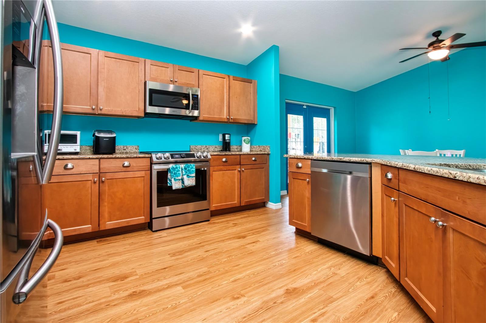 Granite counter tops, solid wood cabinets