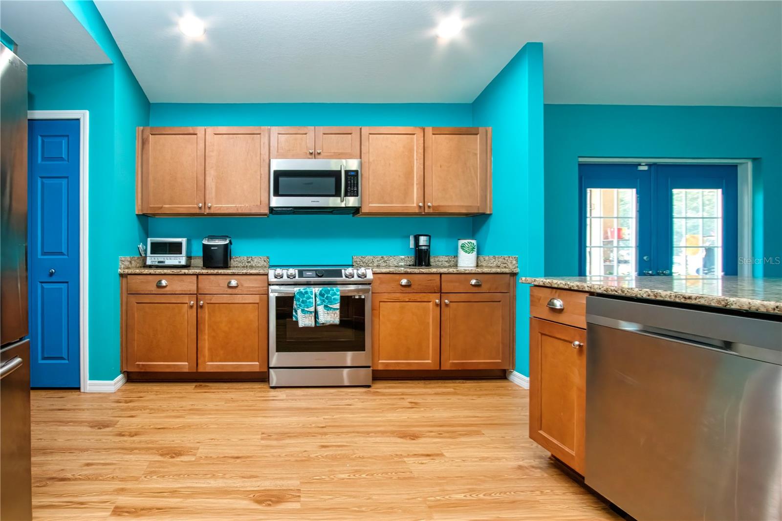 Stainless appliances, pantry