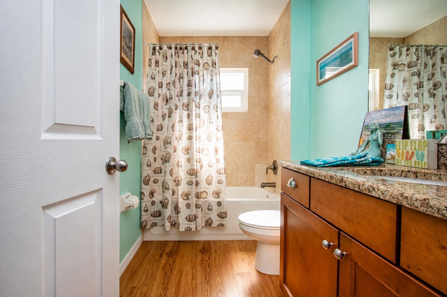 Hall bathroom with tub/shower