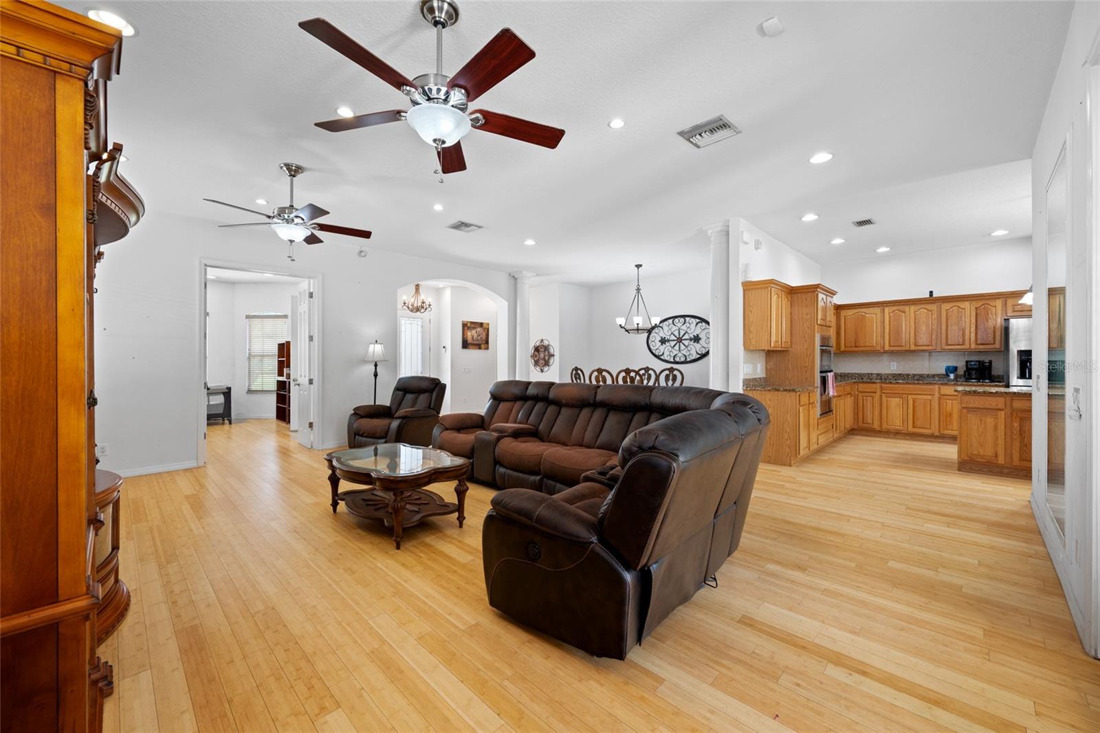 TB8531570