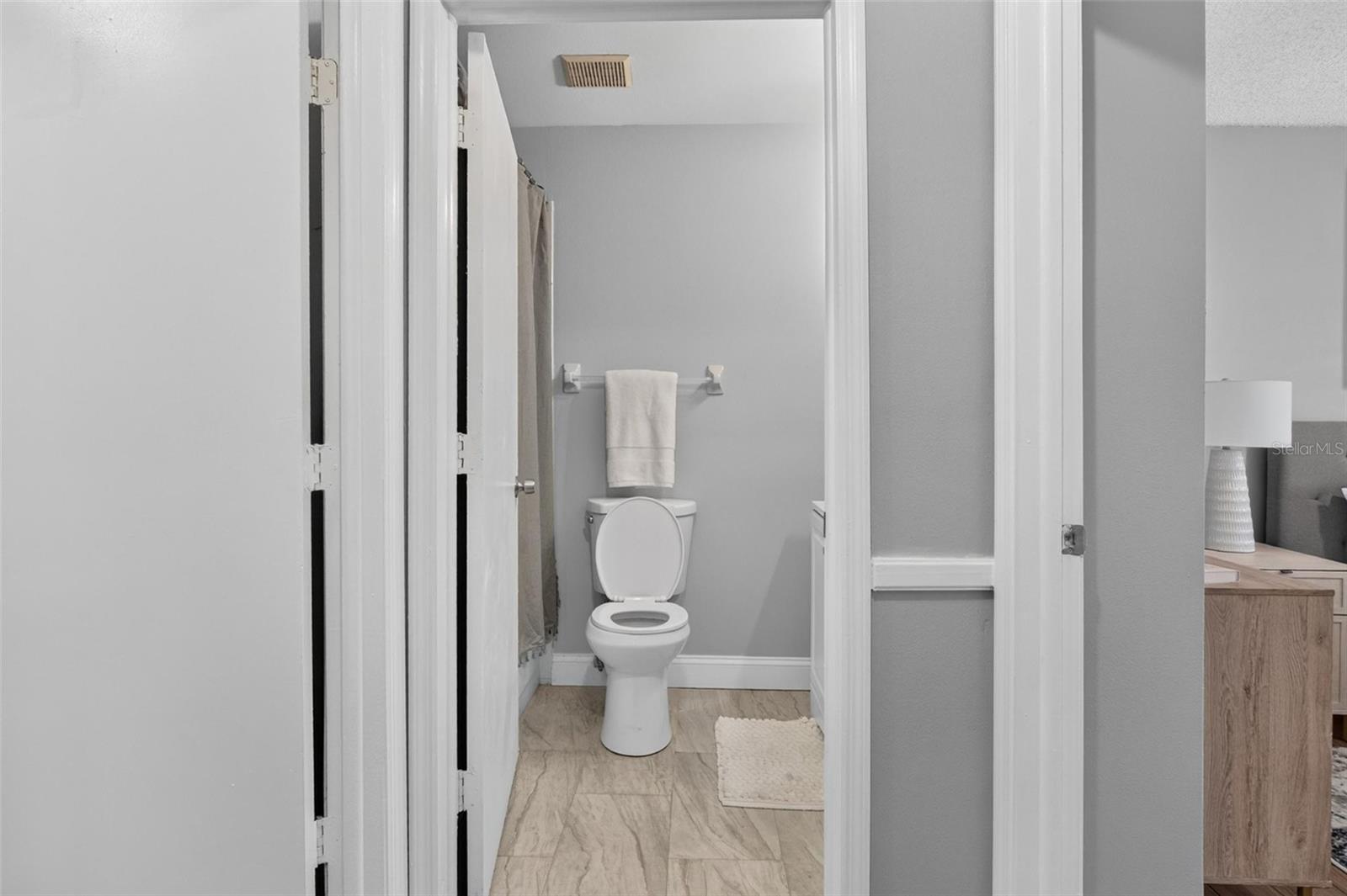 2nd bathroom with full tub