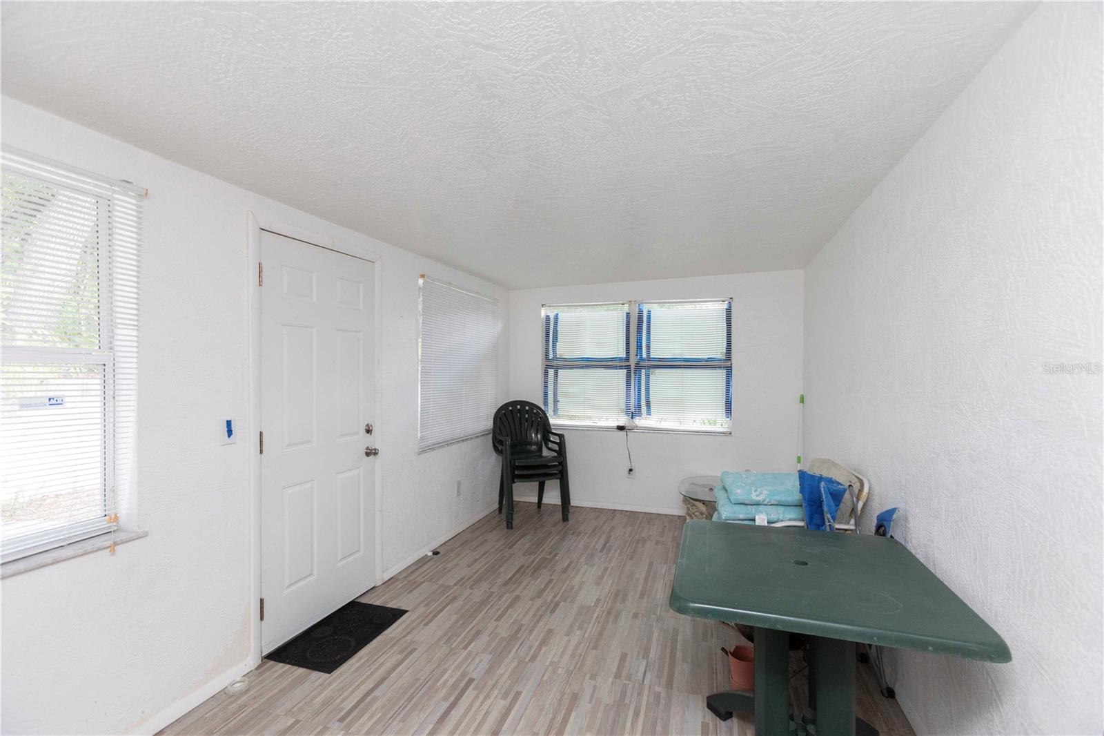 Enclosed back room, Study/Crafts Room/Extra Bedrrom!
