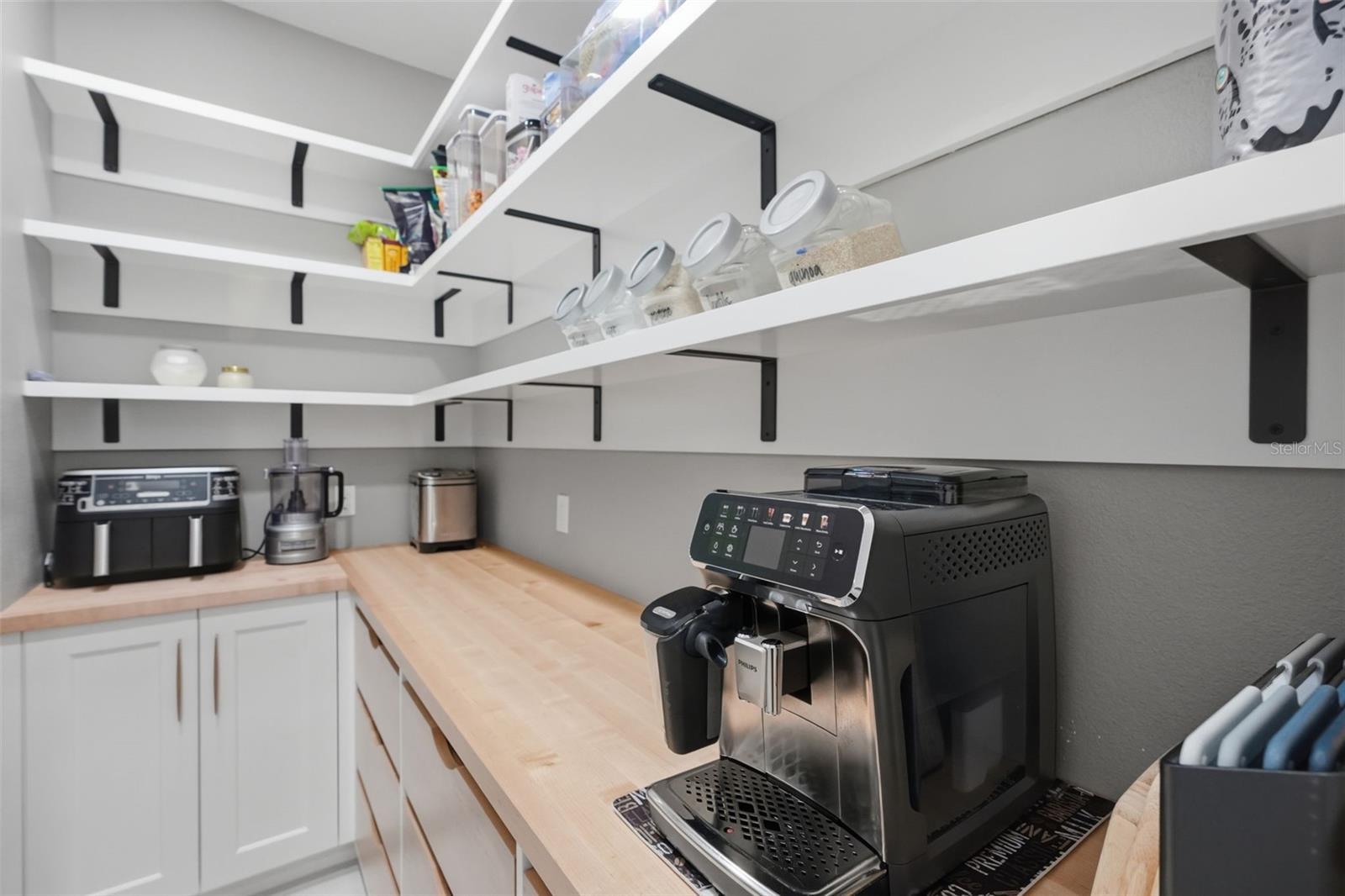 CUSTOM PANTRY