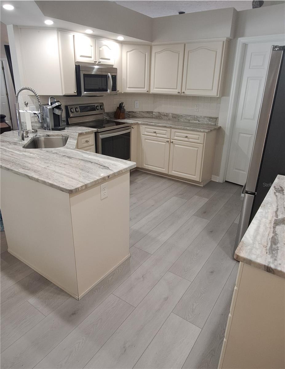 Granite countertops & new appliances