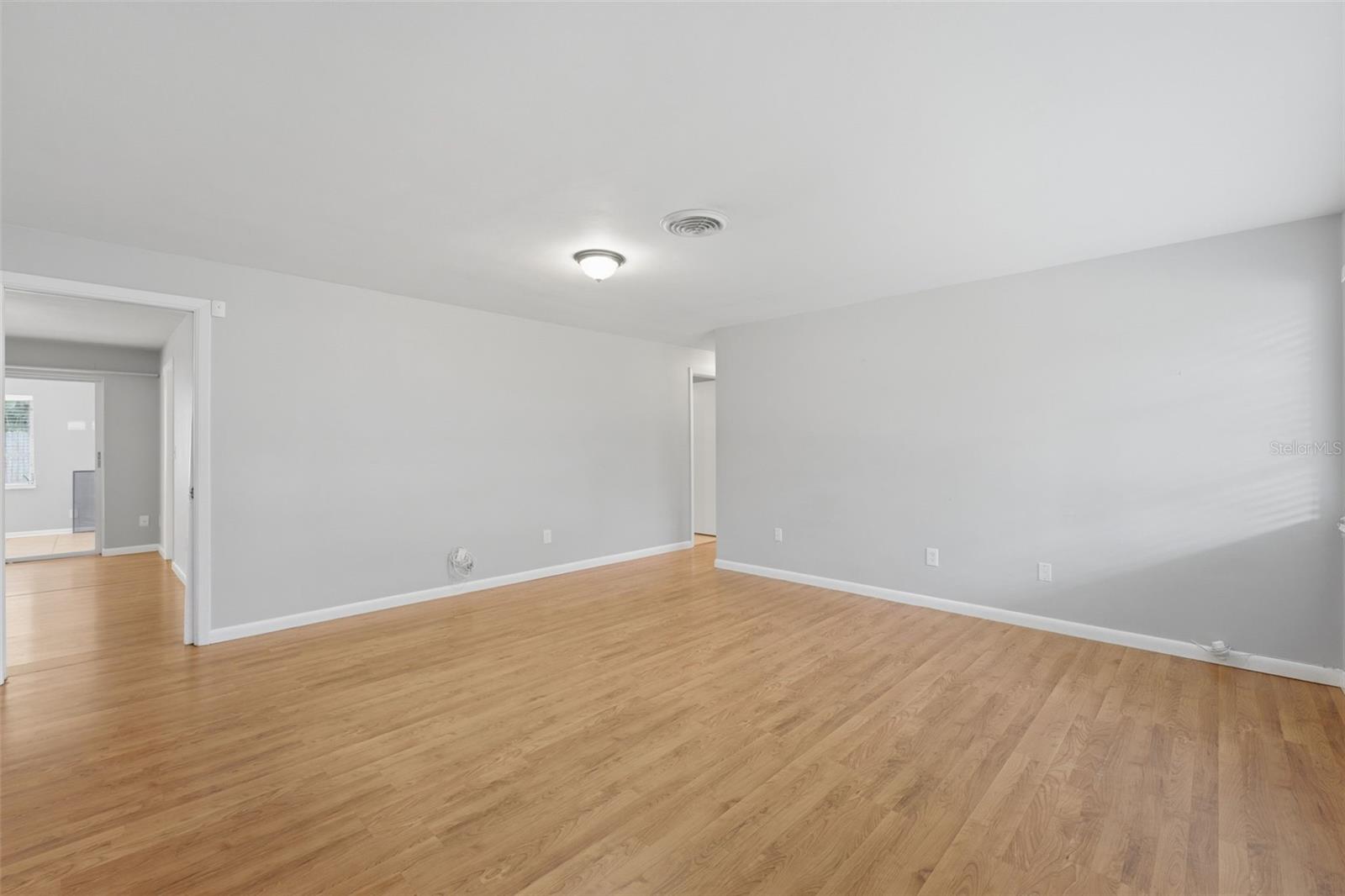 Family room, hallway to bedrooms and entrance to the kitchen
