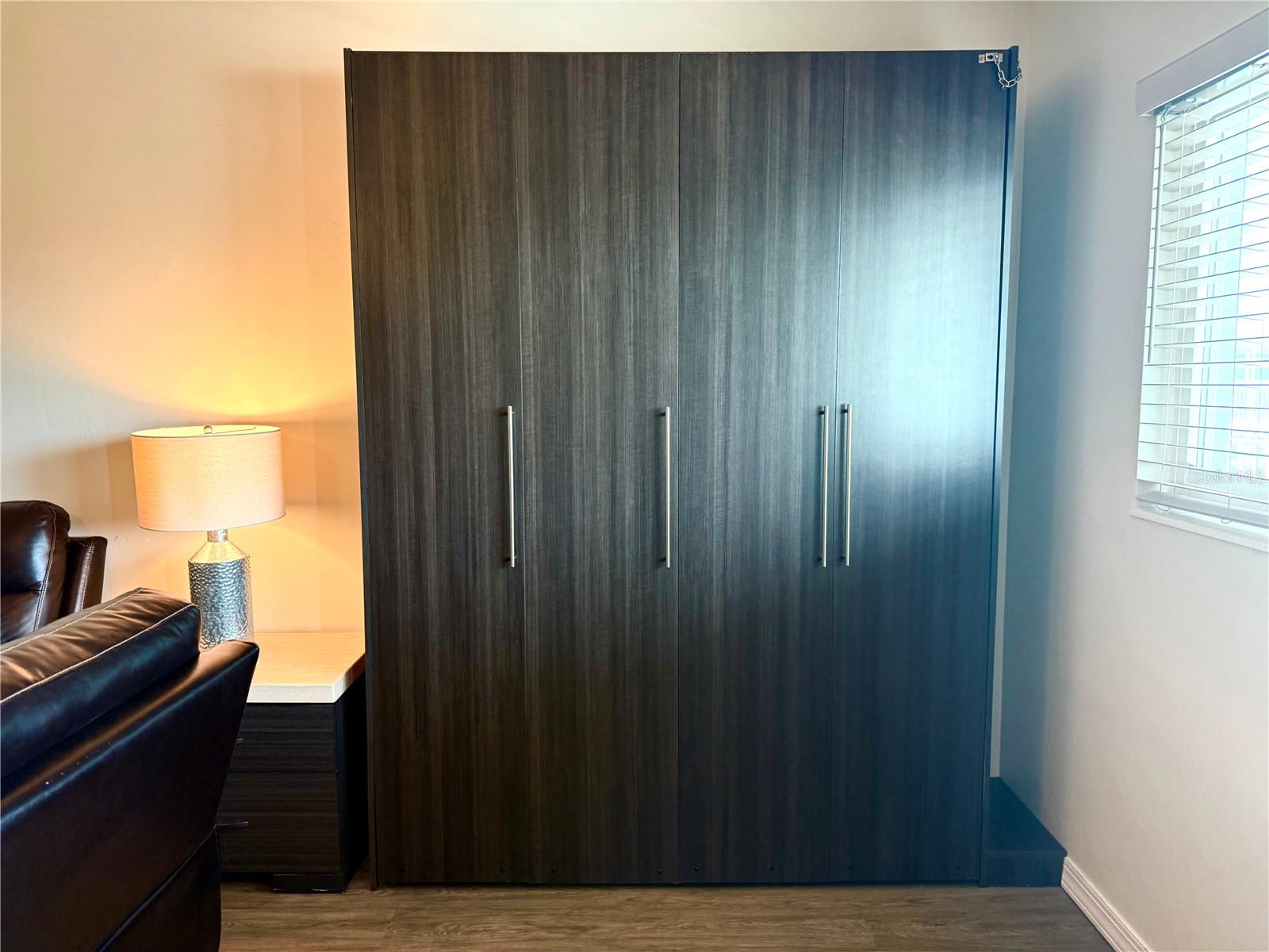 Built in Murphy Bed