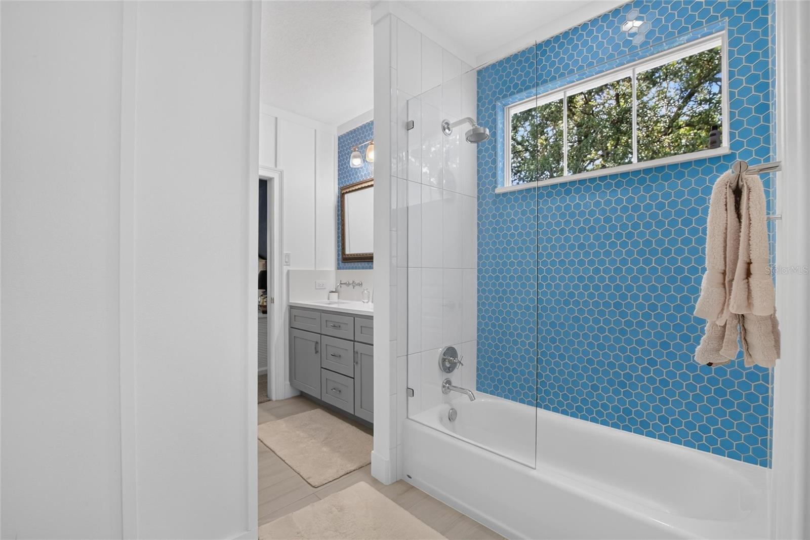 Jack & Jill bath
