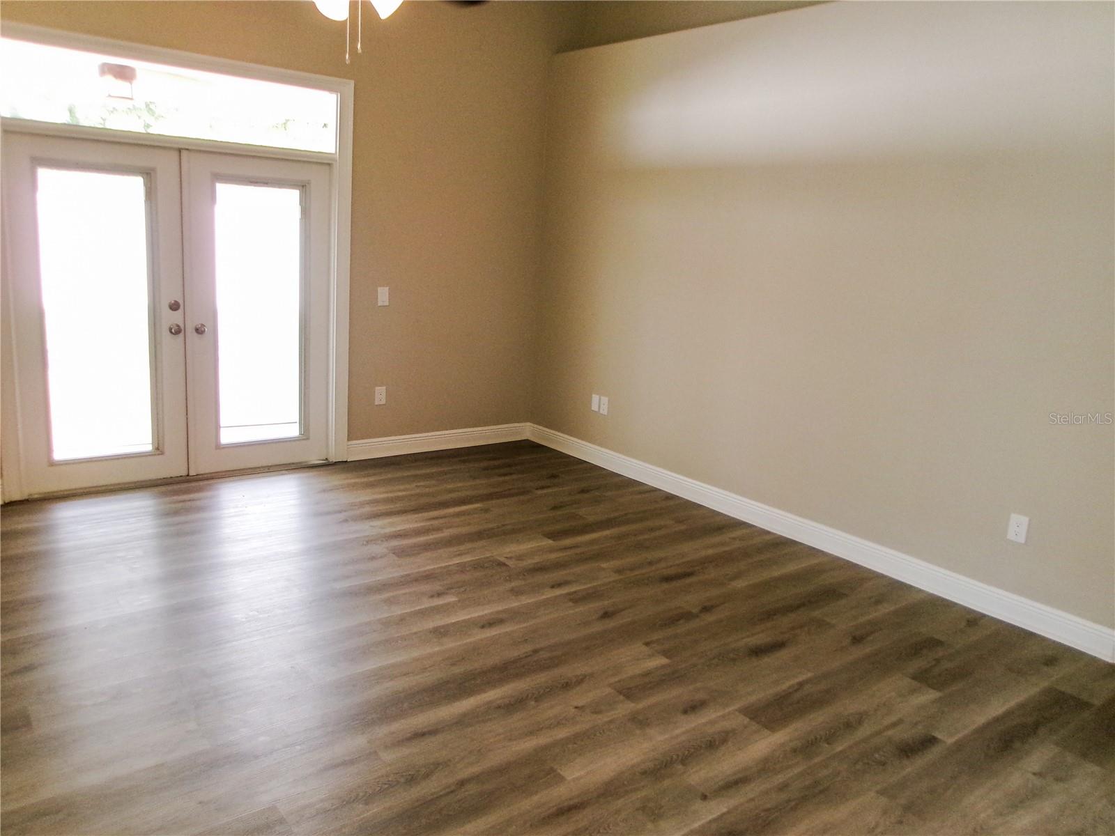 TB8532381