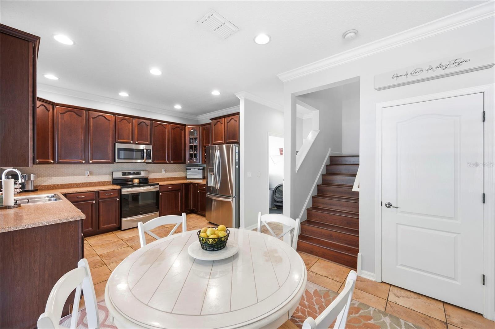 Kitchen & dinette.